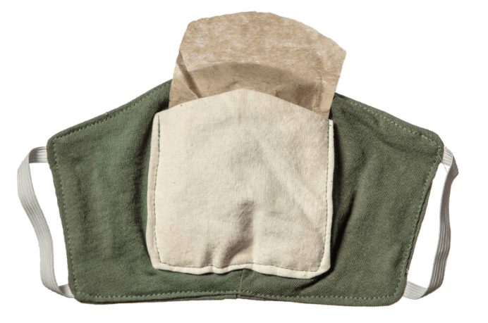 Imagen que muestra un cubrebocas hecho de tela modificado para agregarle un trozo de filtro de café.